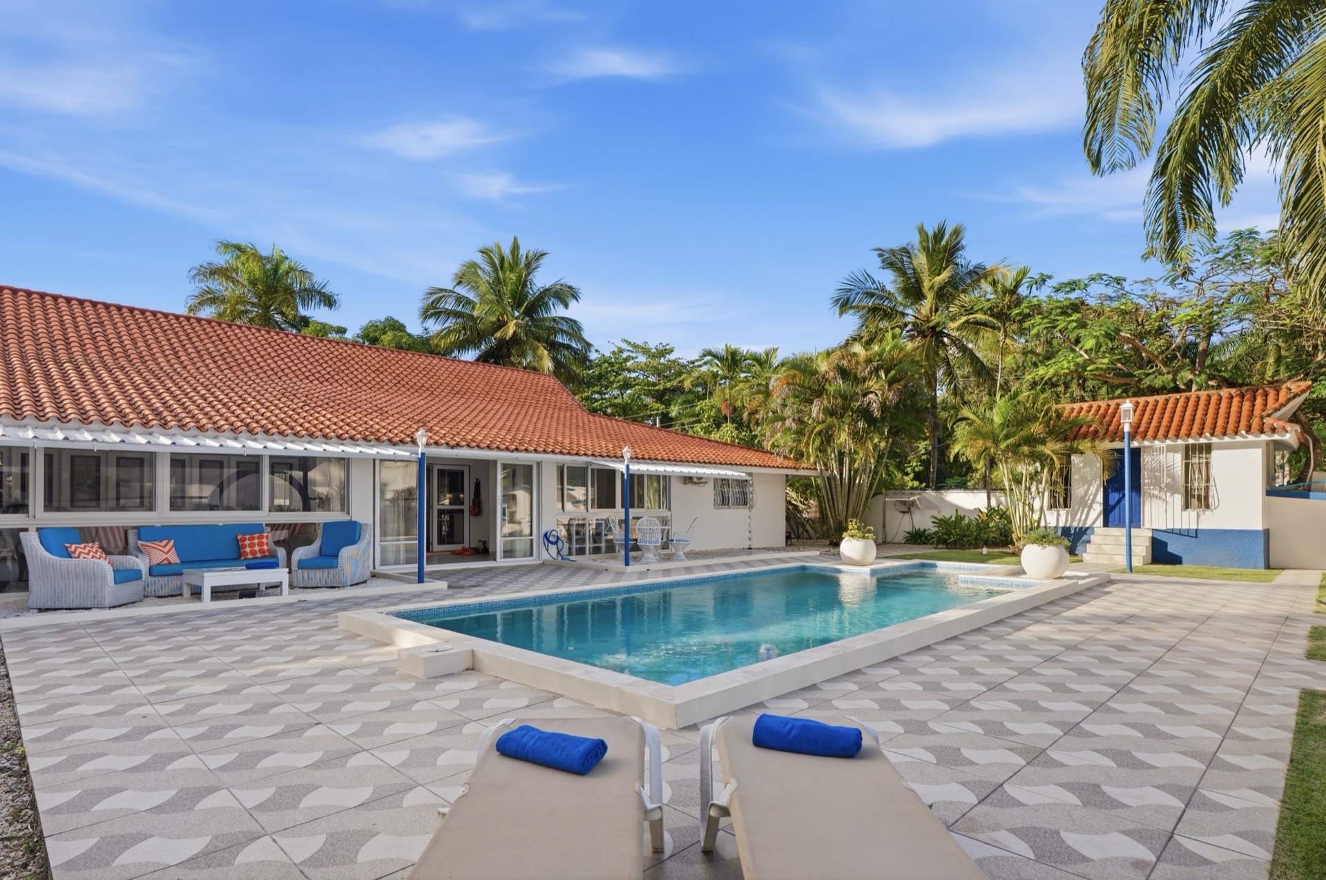 Paradise Point pool — hero view / Piscina de Paradise Point — vista principal