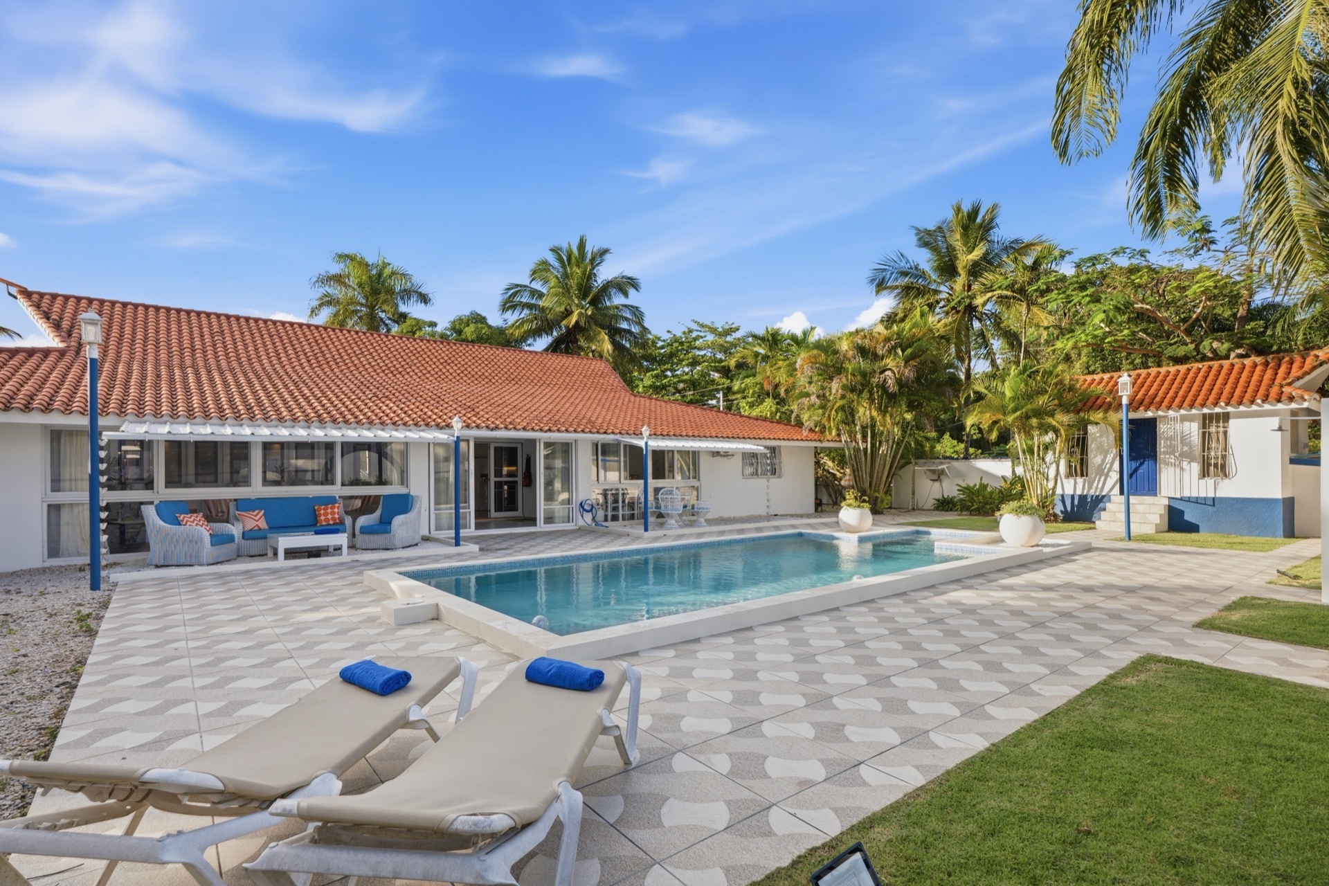 Paradise Point pool loungers / Camastros junto a la piscina de Paradise Point