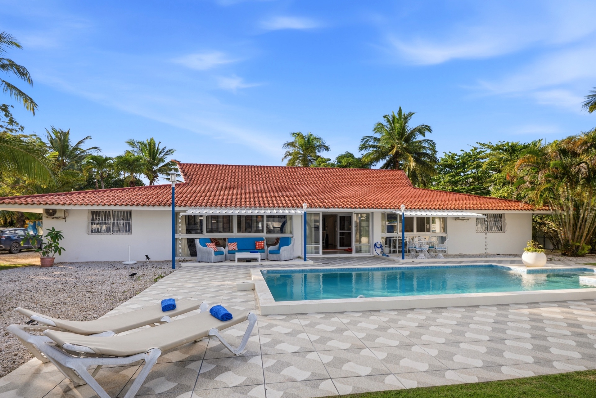 Paradise Point pool, wide view / Piscina de Paradise Point, vista amplia