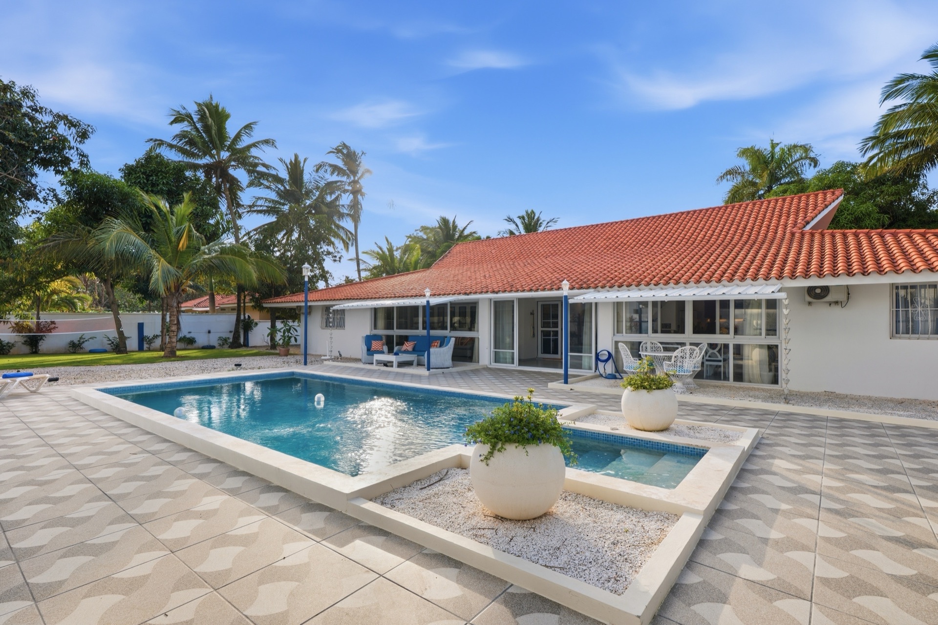 Paradise Point pool and lawn / Piscina y jardín de Paradise Point