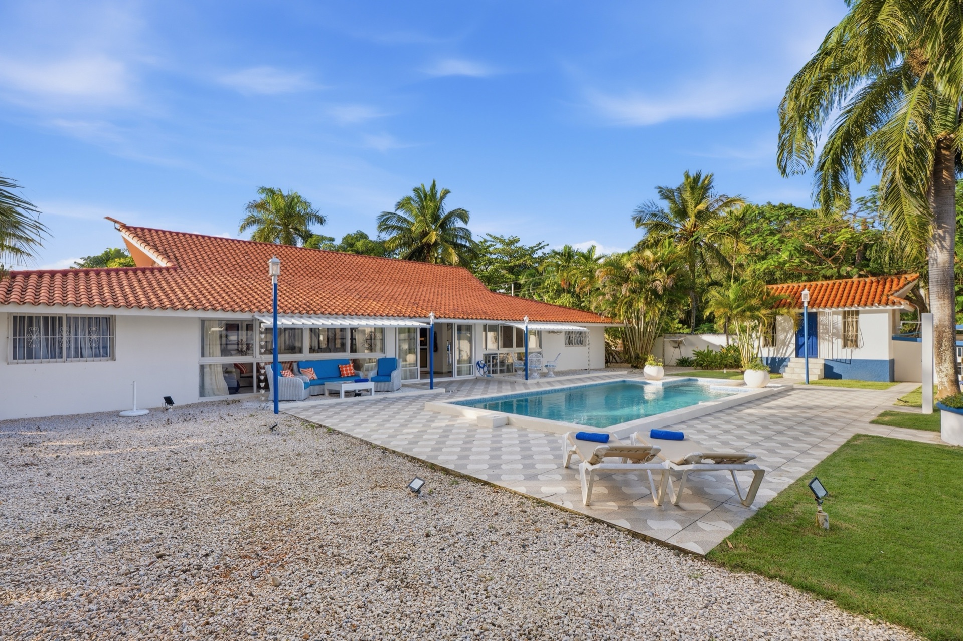 Villa pool, wide view / Piscina de la villa, vista amplia