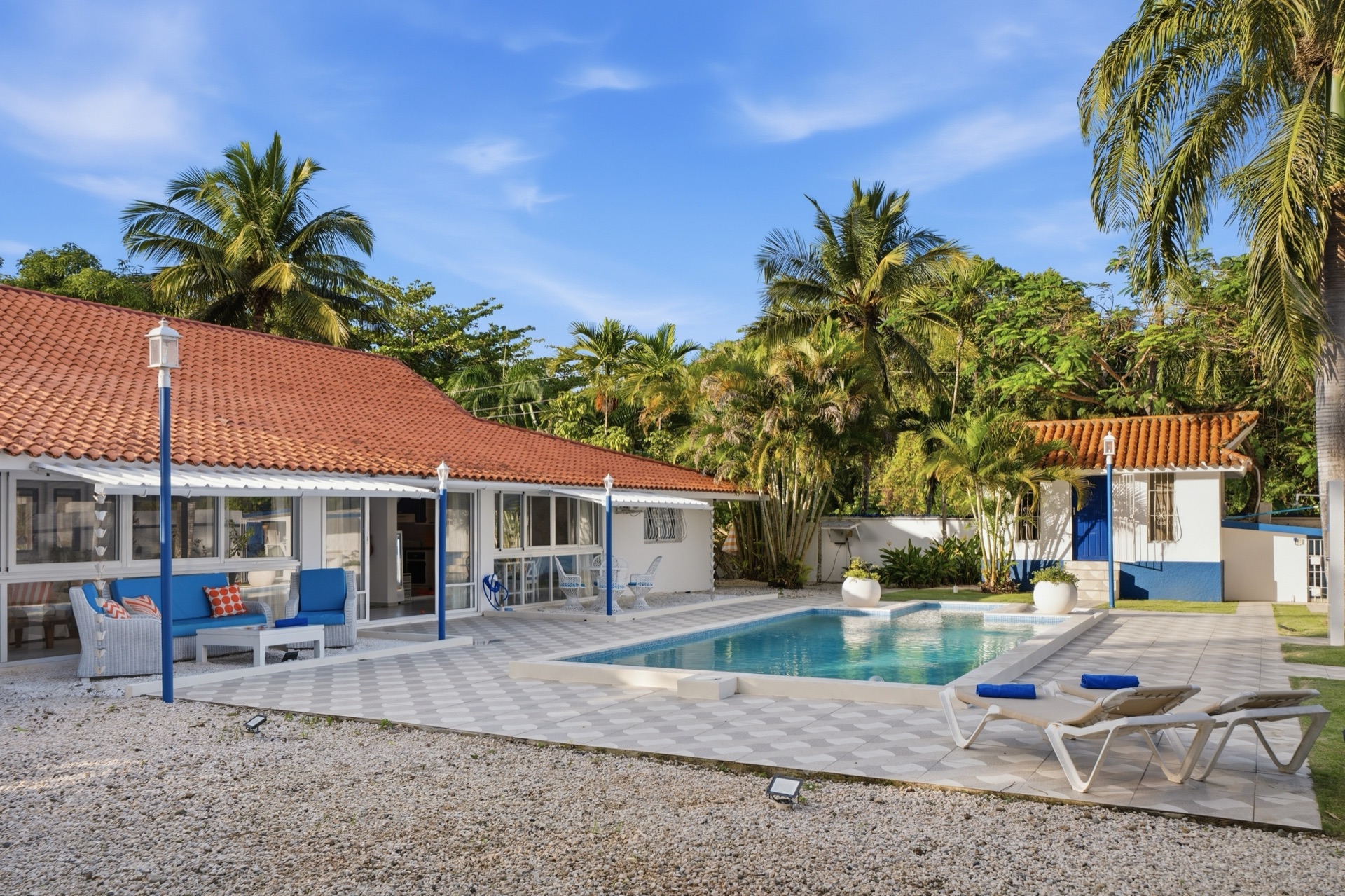 Villa pool, angled view / Piscina de la villa, vista en ángulo