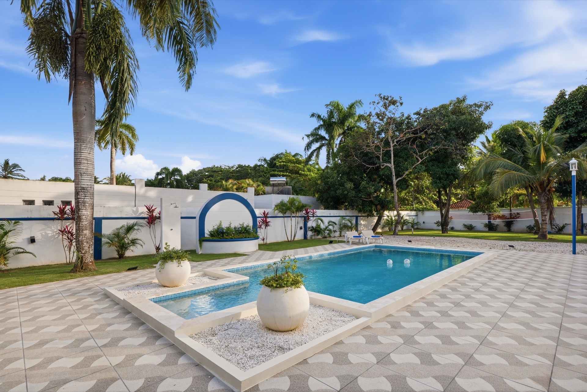 Villa pool with arched feature / Piscina de la villa con detalle de arco