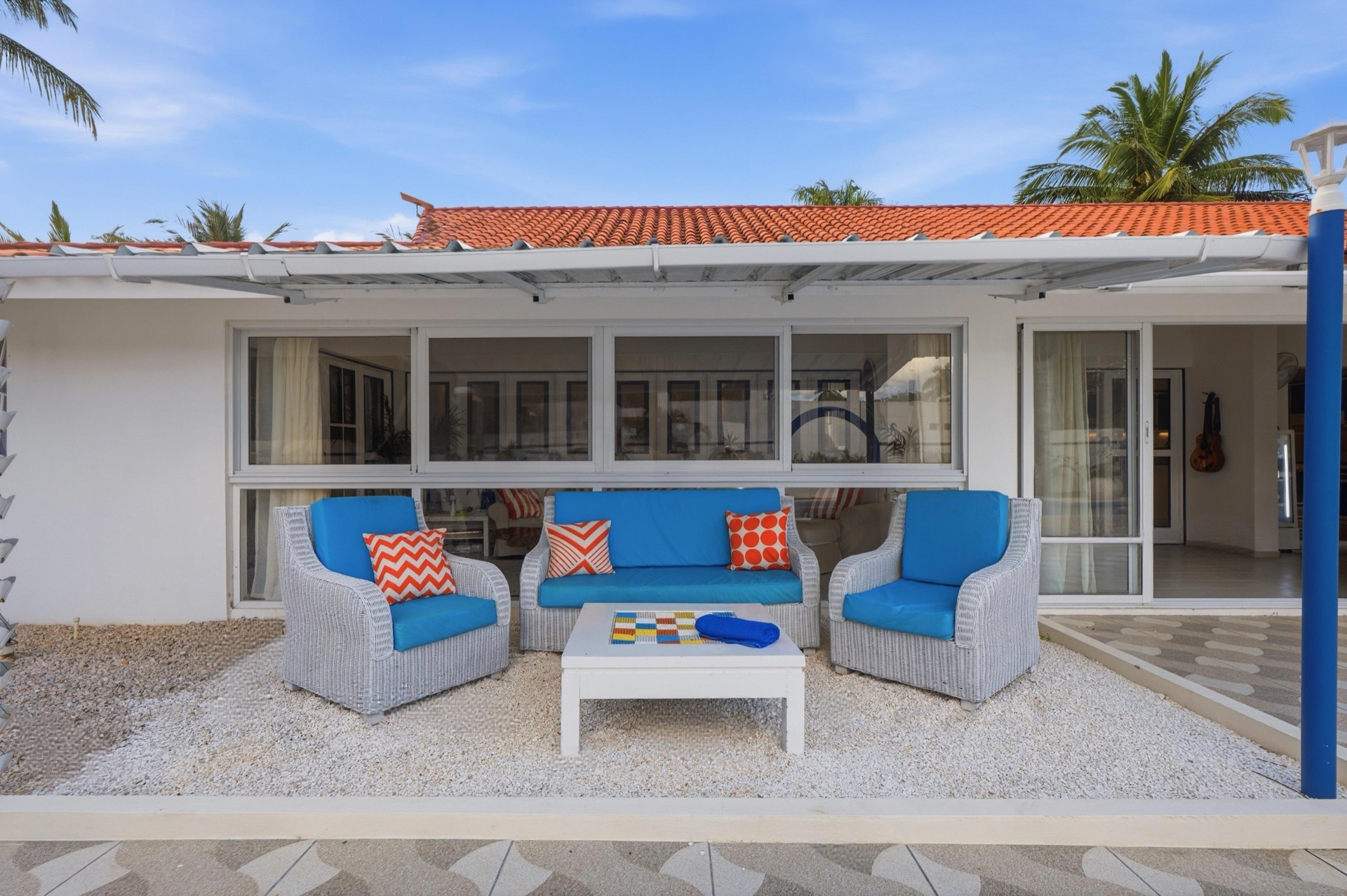 Villa patio with blue cushions / Patio de la villa con cojines azules
