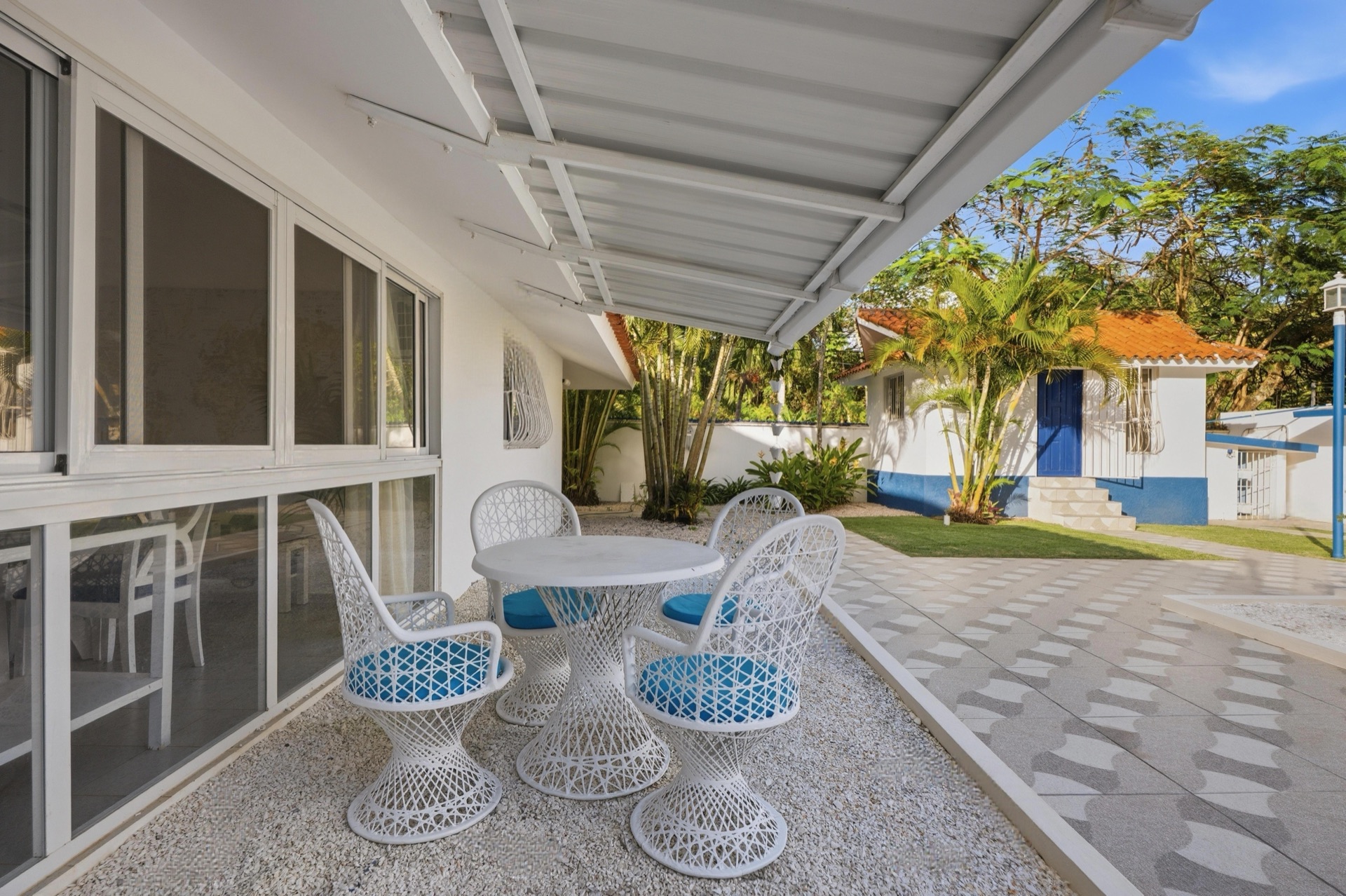 Villa covered patio dining area / Comedor cubierto en el patio de la villa