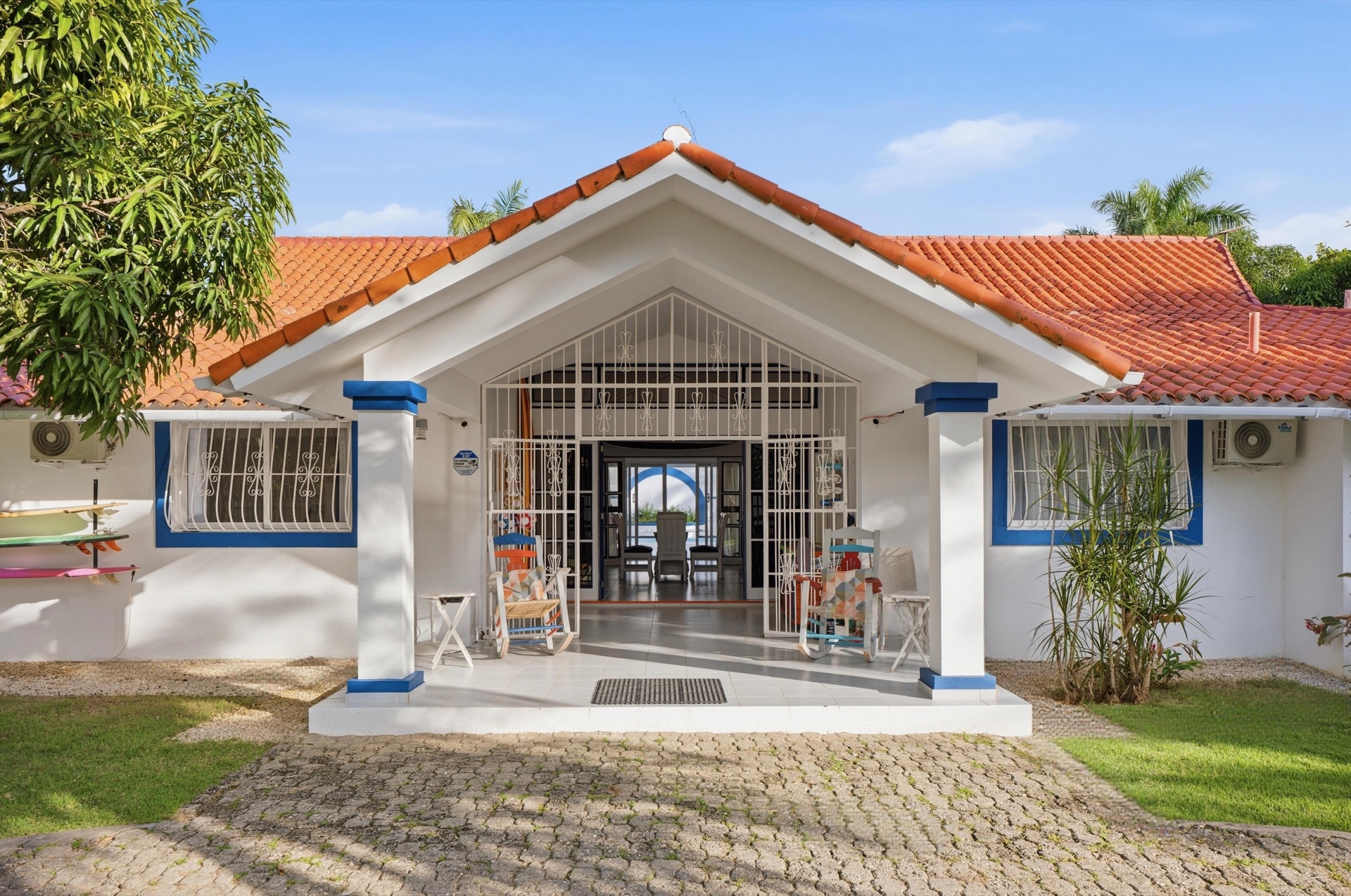 Villa entrance / Entrada de la villa