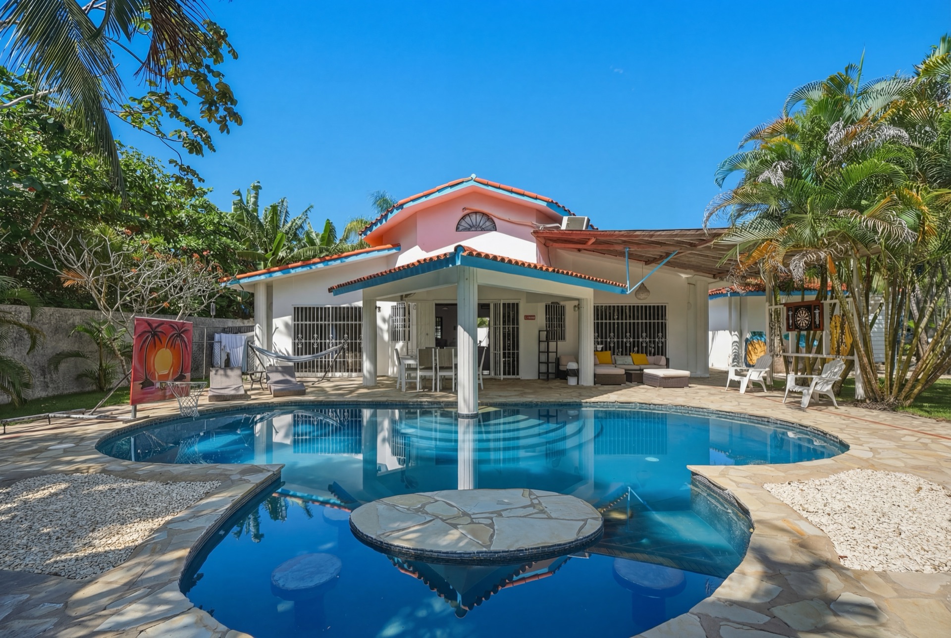 Pool with fountain, kidney shape / Piscina con fuente, forma de riñón