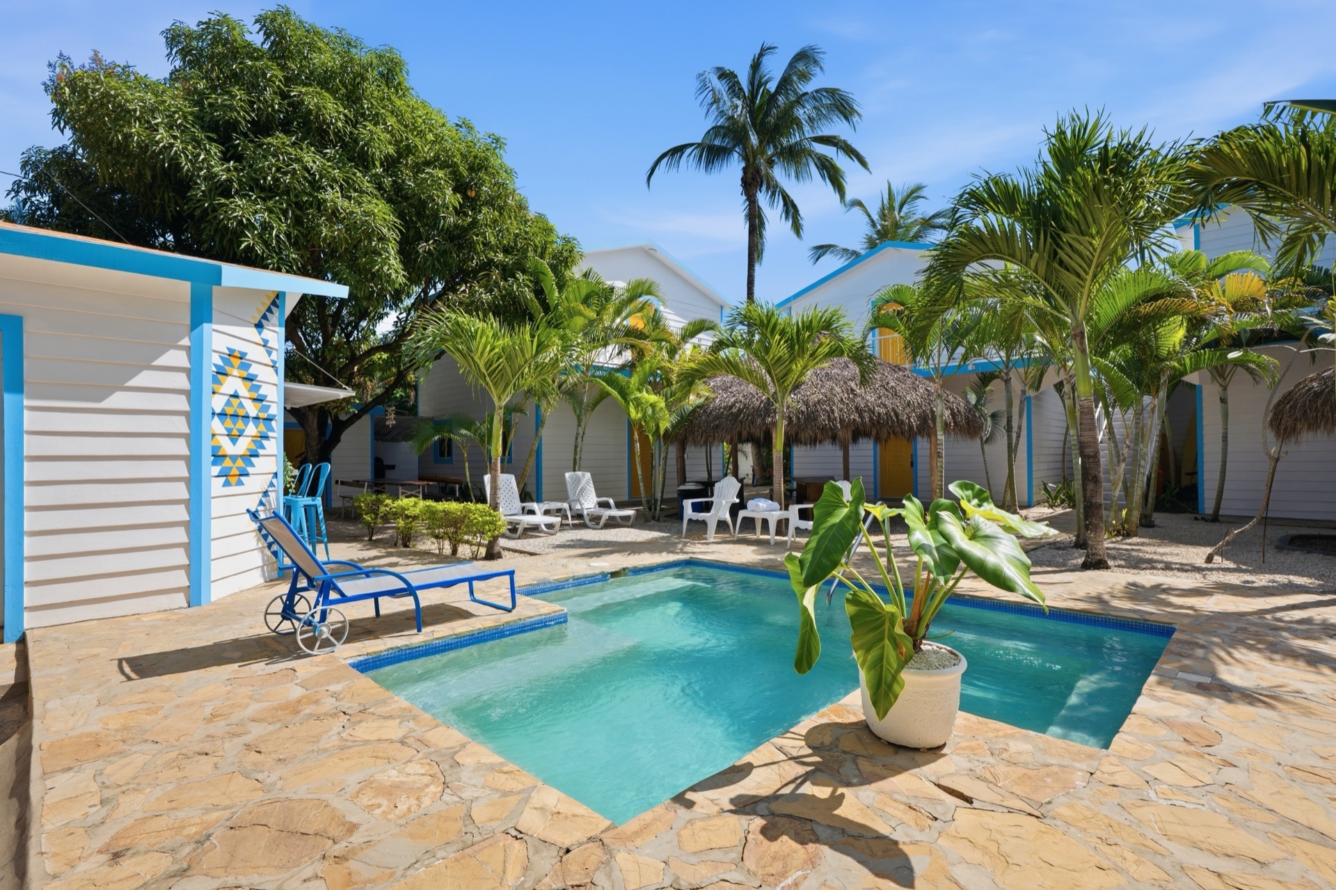 Compound pool, flagstone deck / Piscina del complejo, terraza de piedra