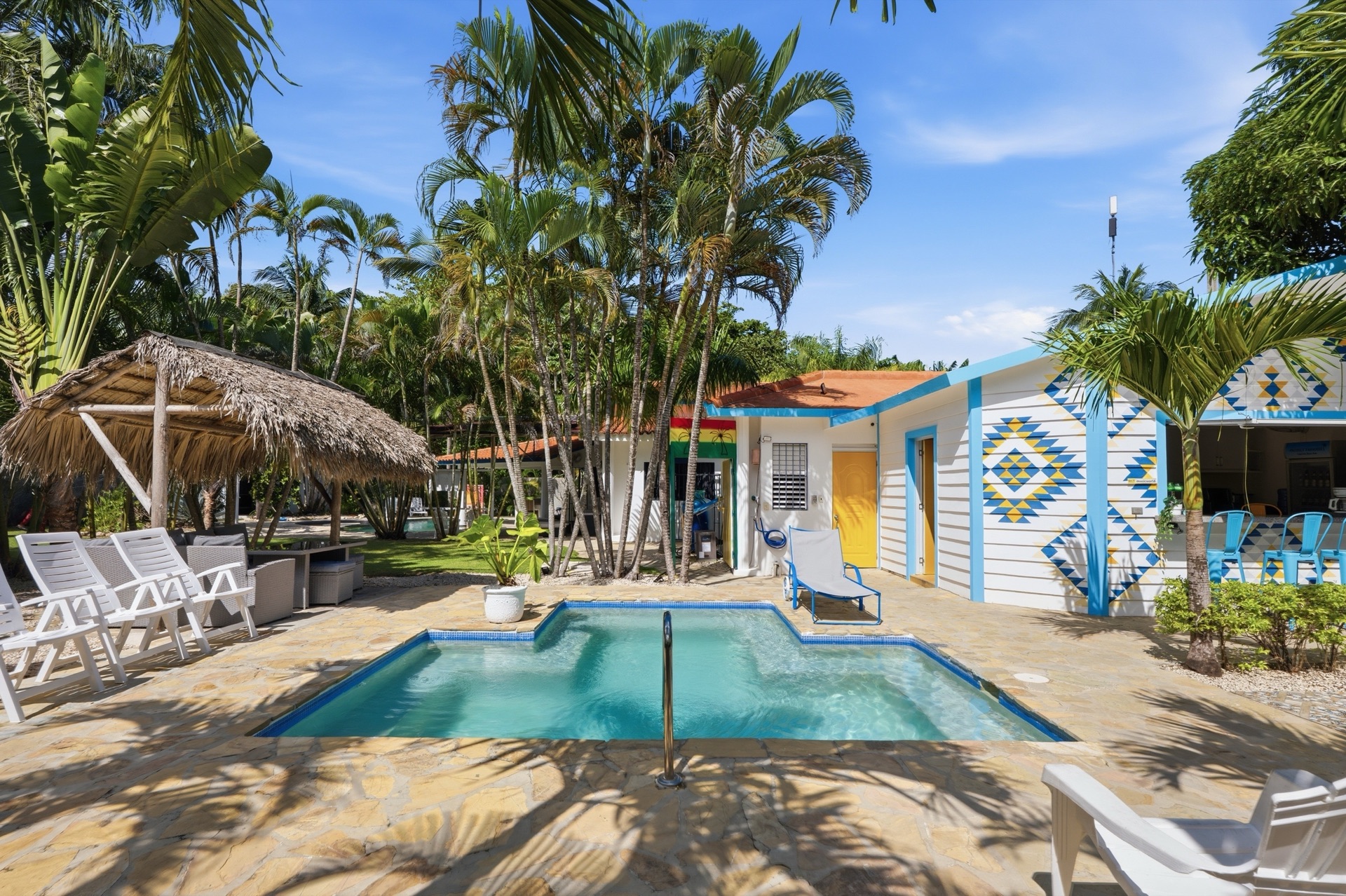 Compound pool, wide view / Piscina del complejo, vista amplia