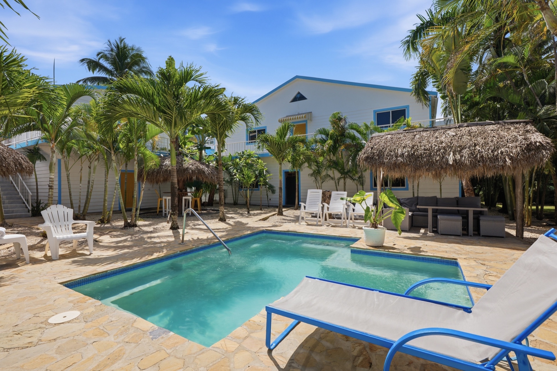 Compound pool with palapa / Piscina del complejo con palapa