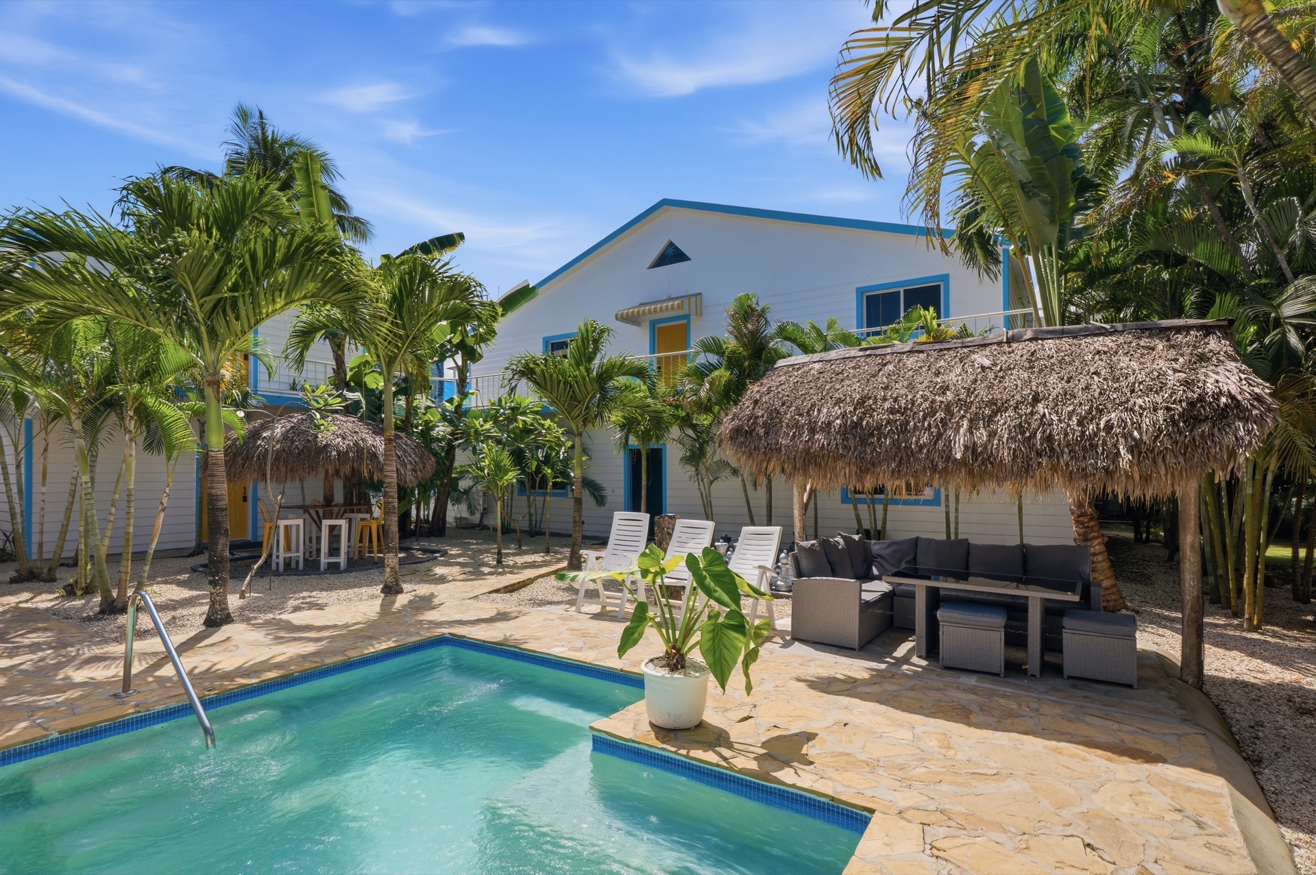 Compound pool lounge area / Área de descanso junto a la piscina del complejo