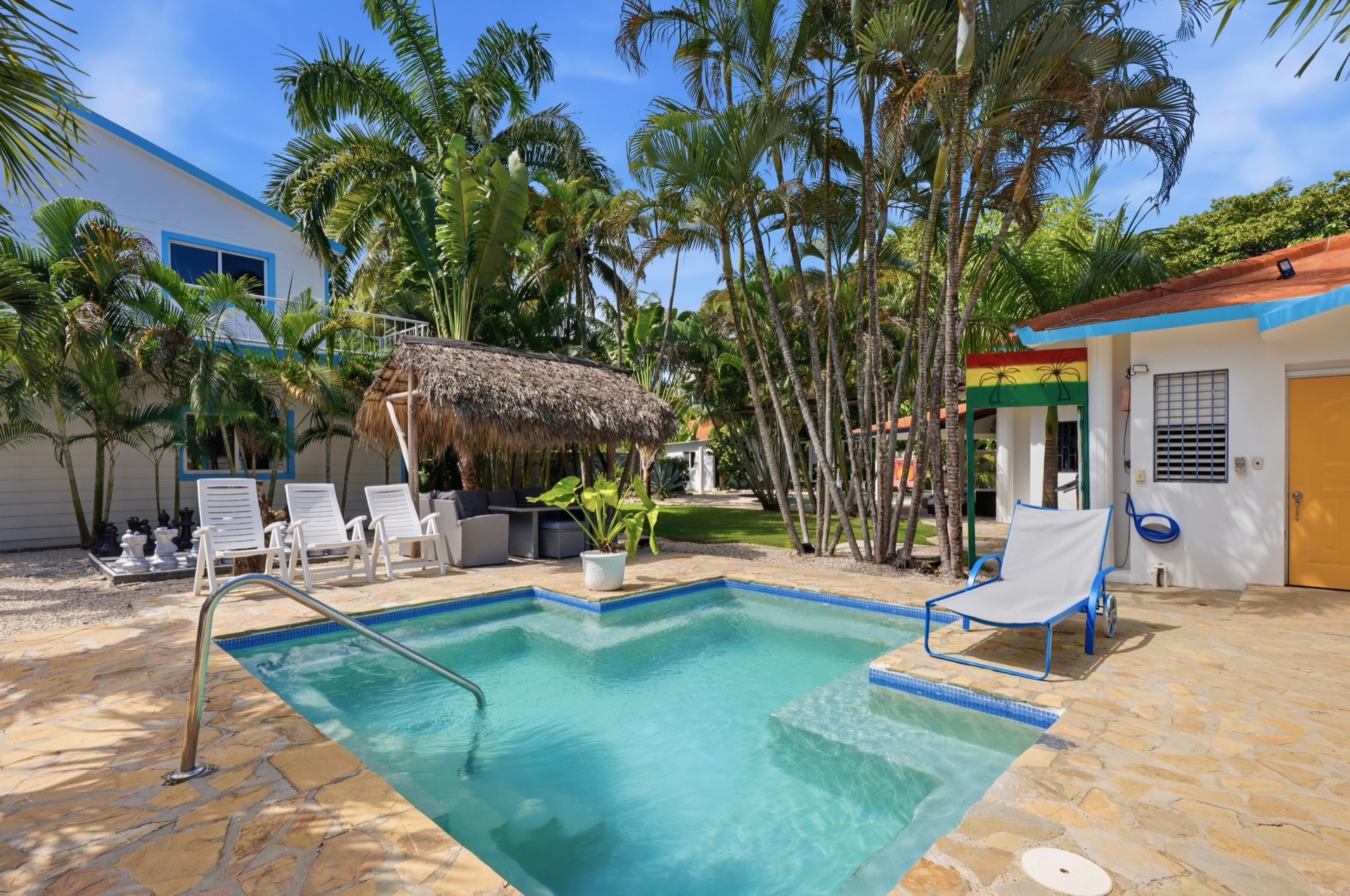 Compound pool with bamboo accents / Piscina del complejo con detalles de bambú