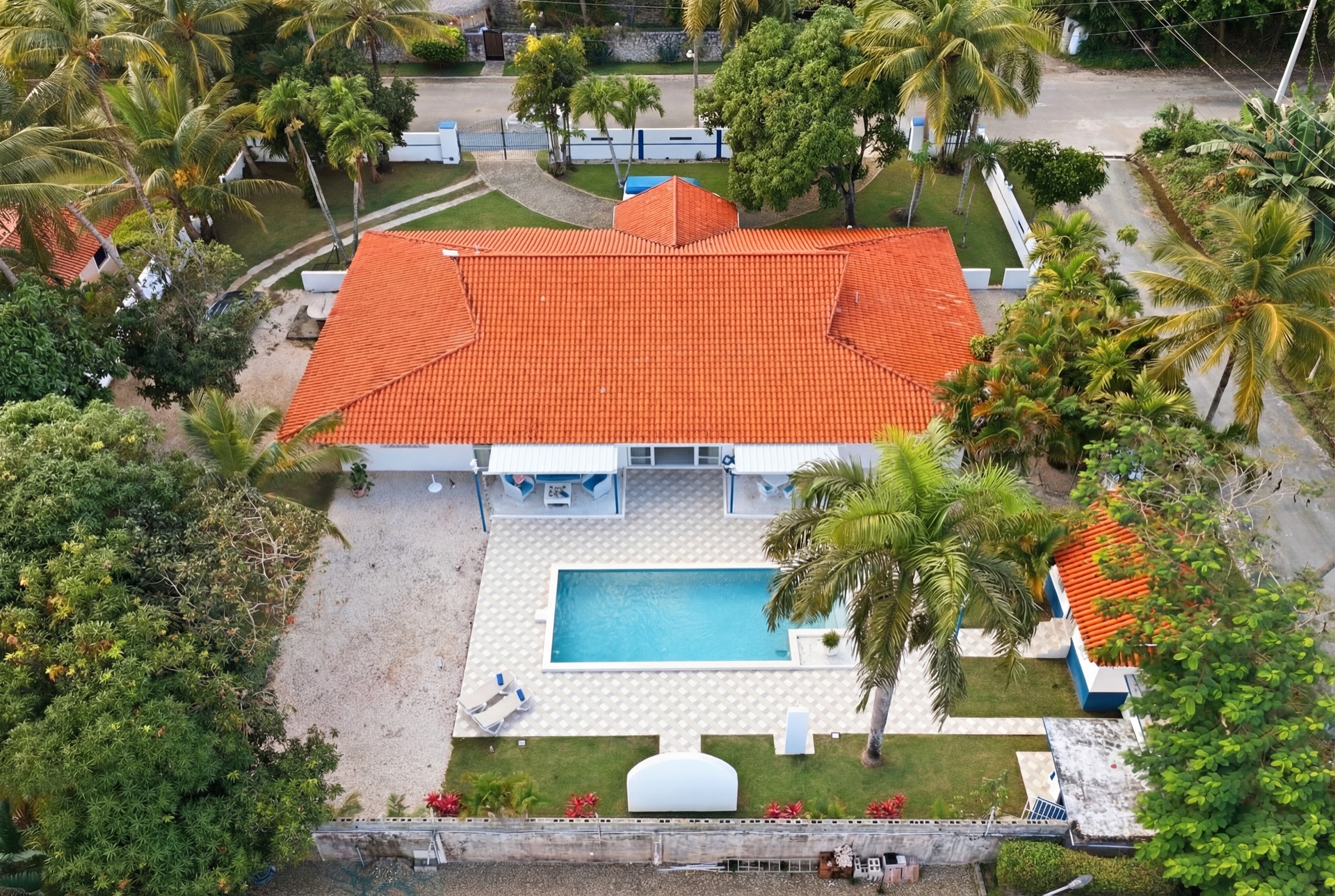 Aerial view of villa pool / Vista aérea de la piscina de la villa