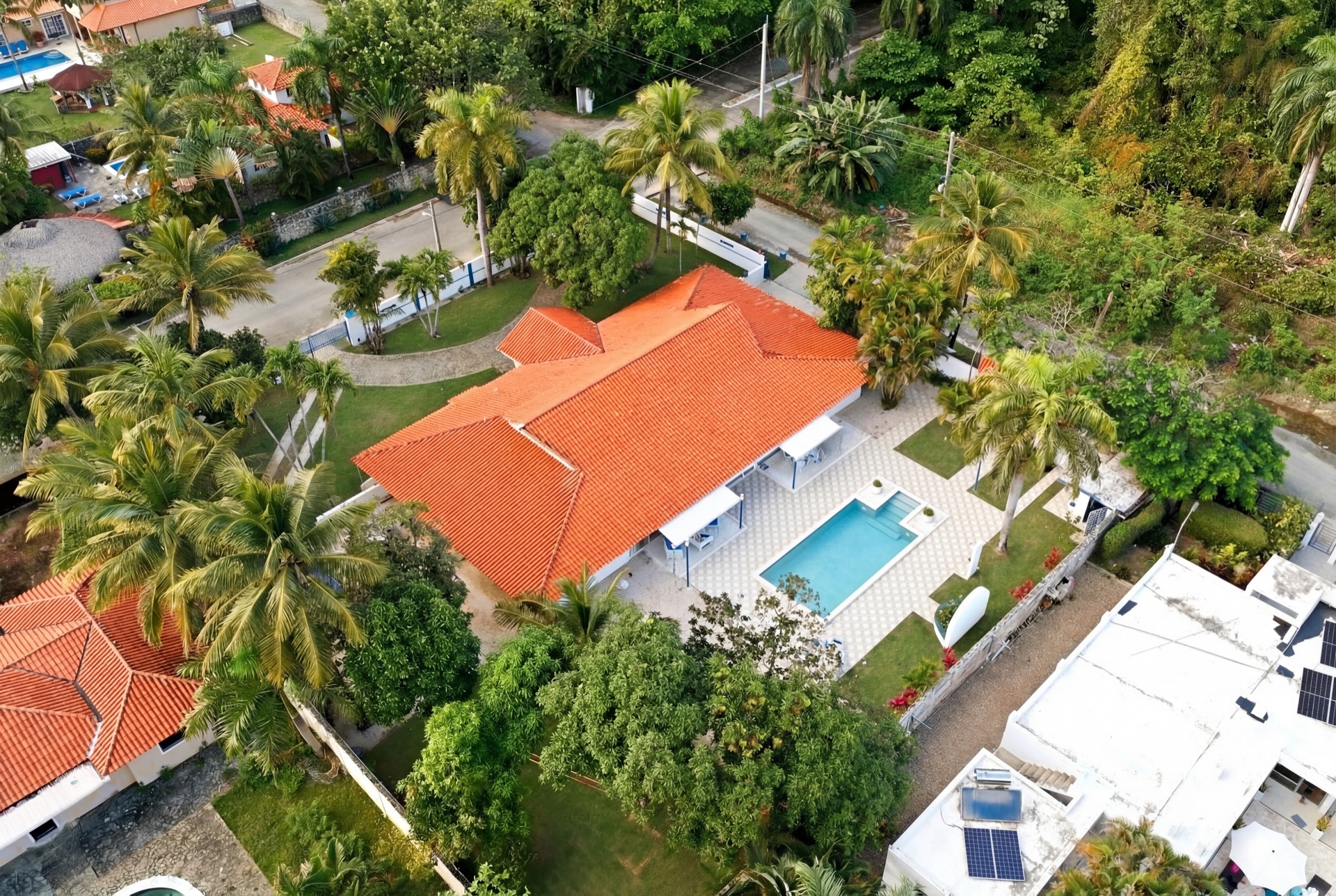 Aerial overhead view of villa / Vista aérea de la villa