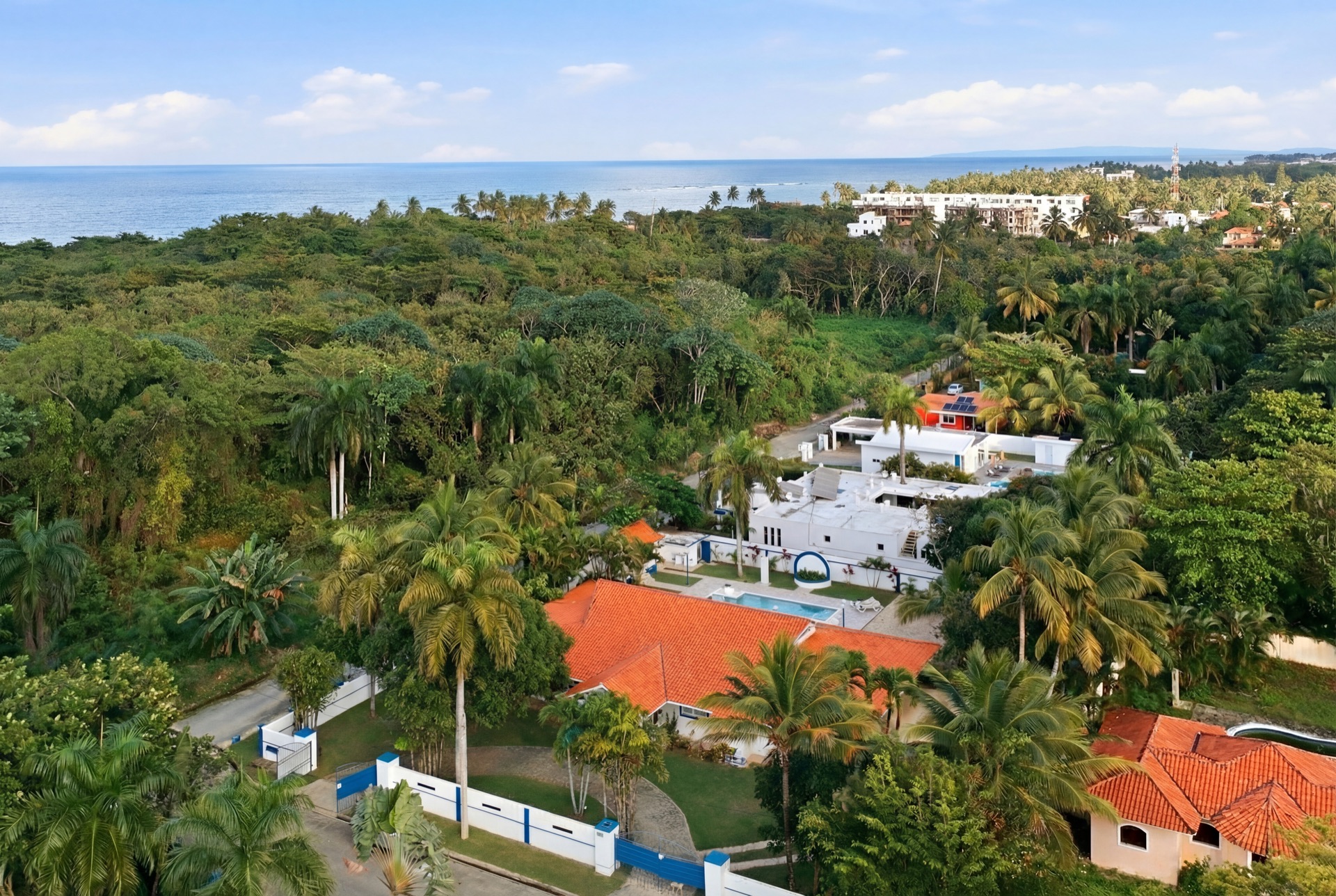 Aerial view with ocean in the background / Vista aérea con el mar de fondo