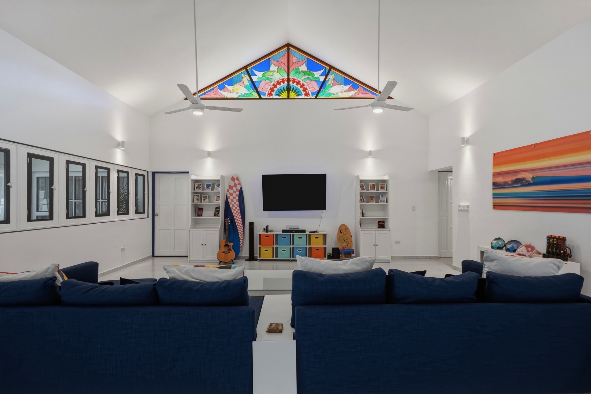 Great room with blue sofas / Sala principal con sofás azules