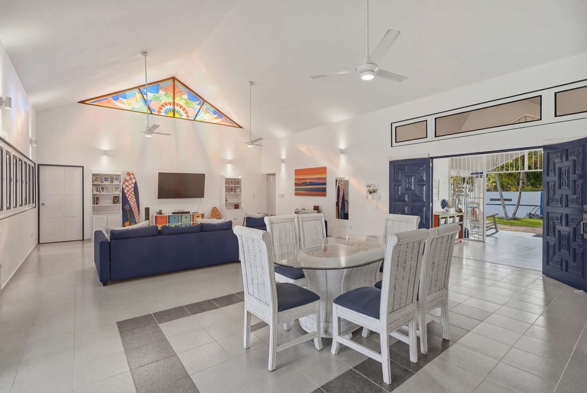 Dining area with open doors / Comedor con puertas abiertas
