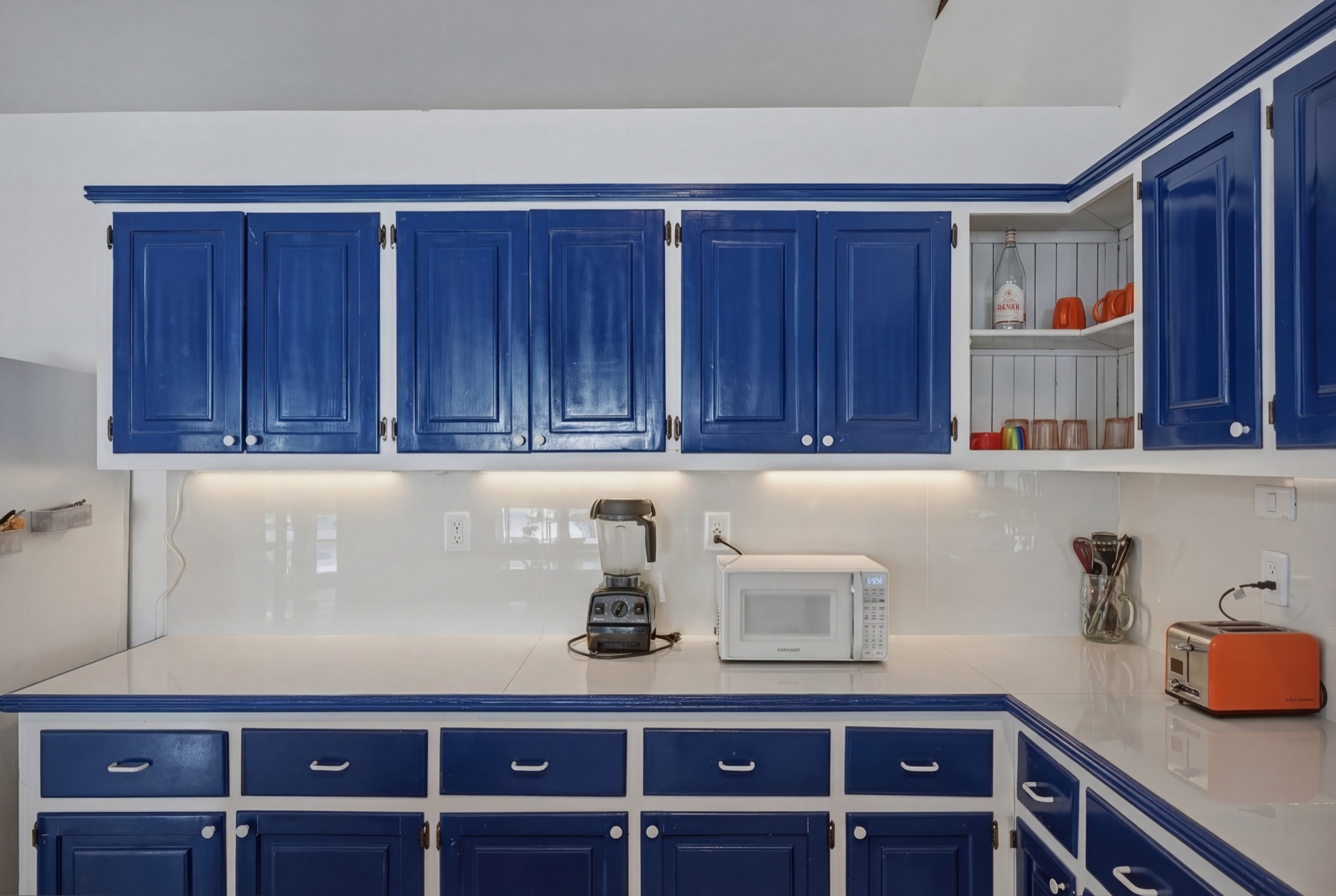 Kitchen with blue cabinets / Cocina con gabinetes azules