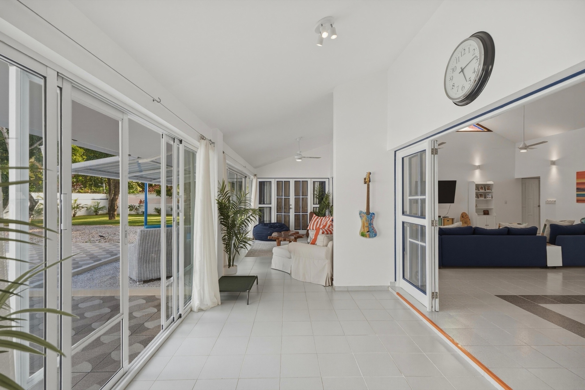 Corridor with pool view / Pasillo con vista a la piscina