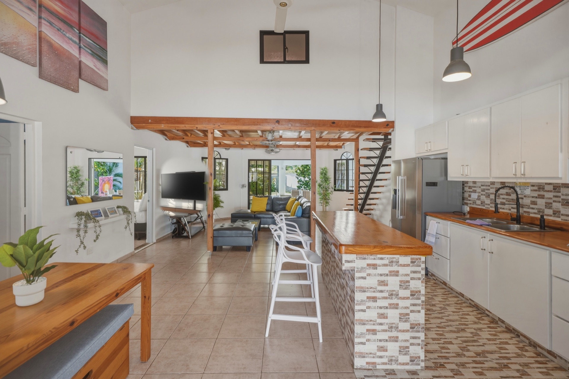 Villa kitchen and living area / Cocina y sala de la villa