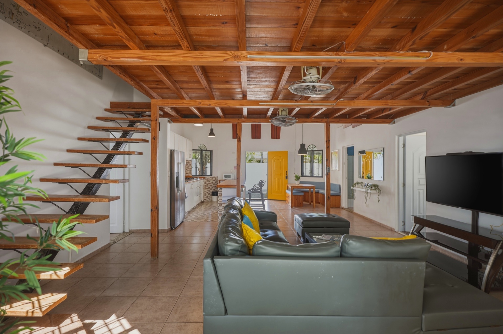 Villa living area and staircase / Sala y escalera de la villa