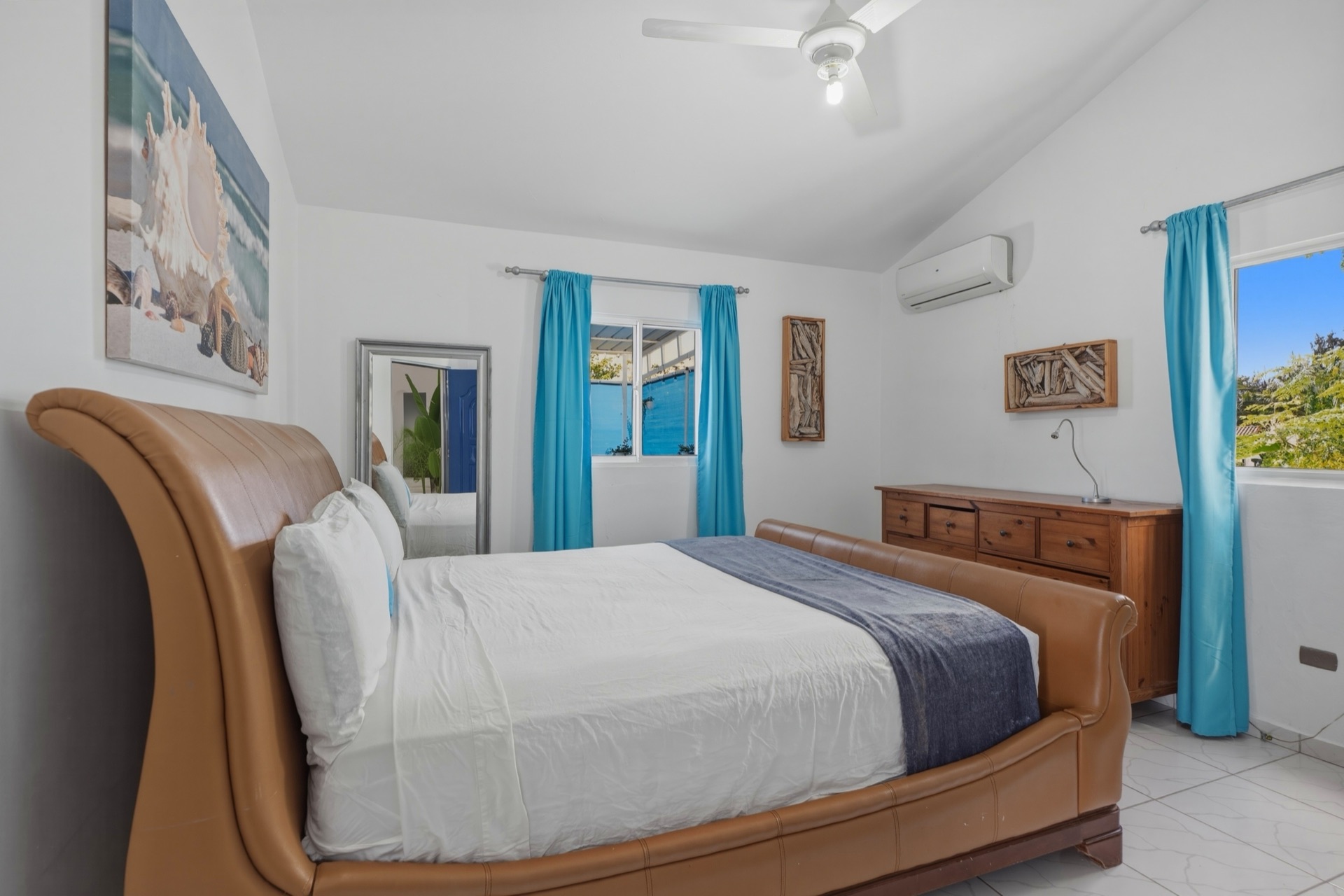 Bedroom with teal sleigh bed / Habitación con cama trineo color turquesa
