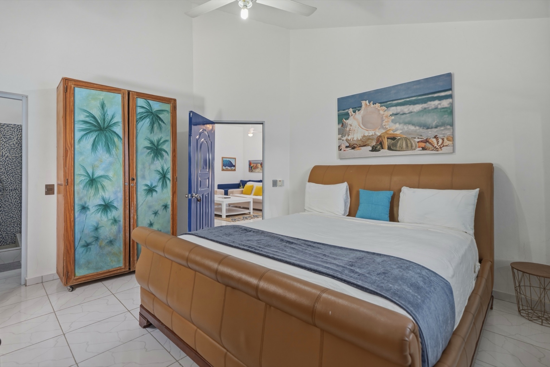 Bedroom with palm view through doors / Habitación con vista a palmeras