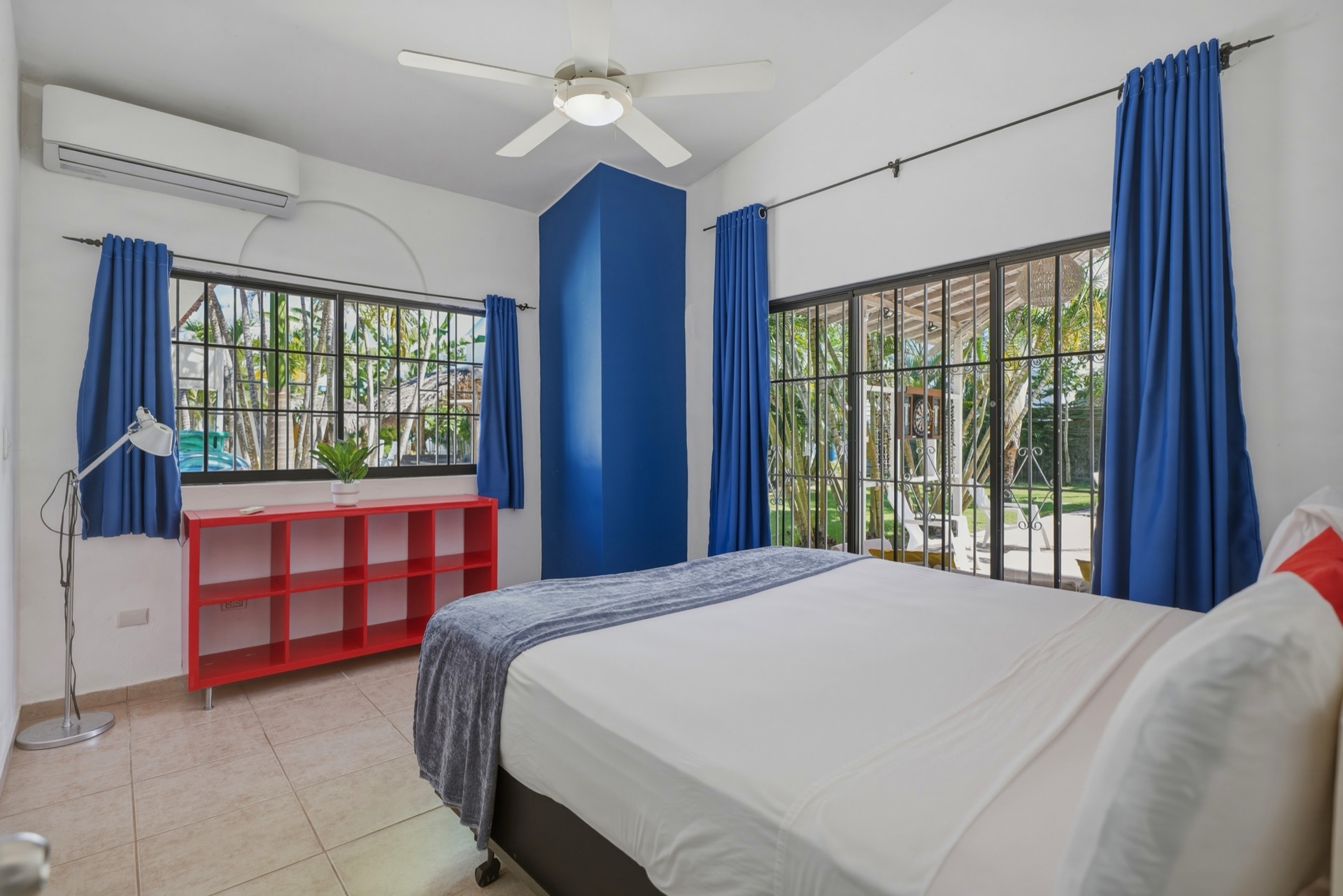 Bedroom with blue curtains / Habitación con cortinas azules