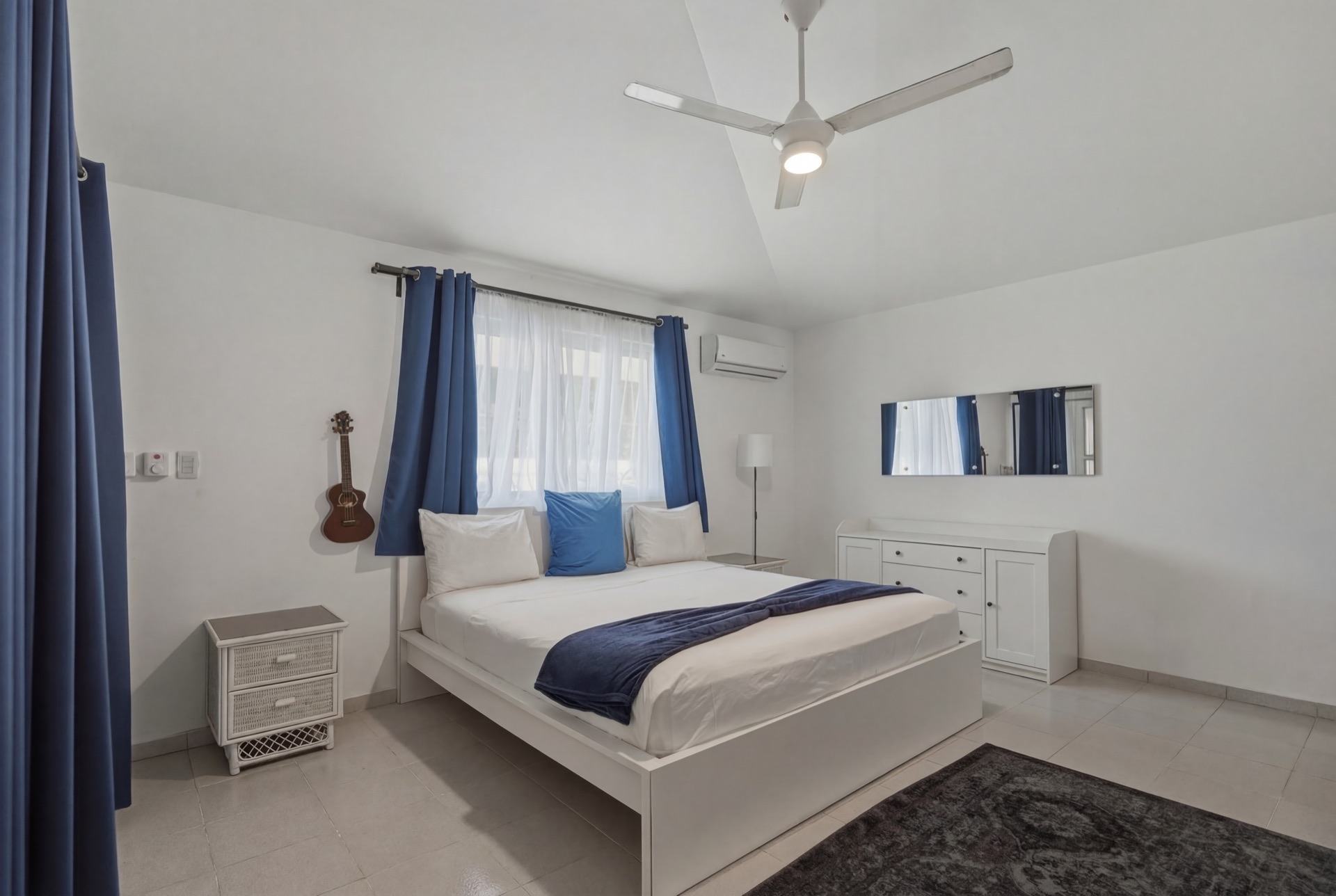 Bedroom with blue drapes / Habitación con cortinas azules