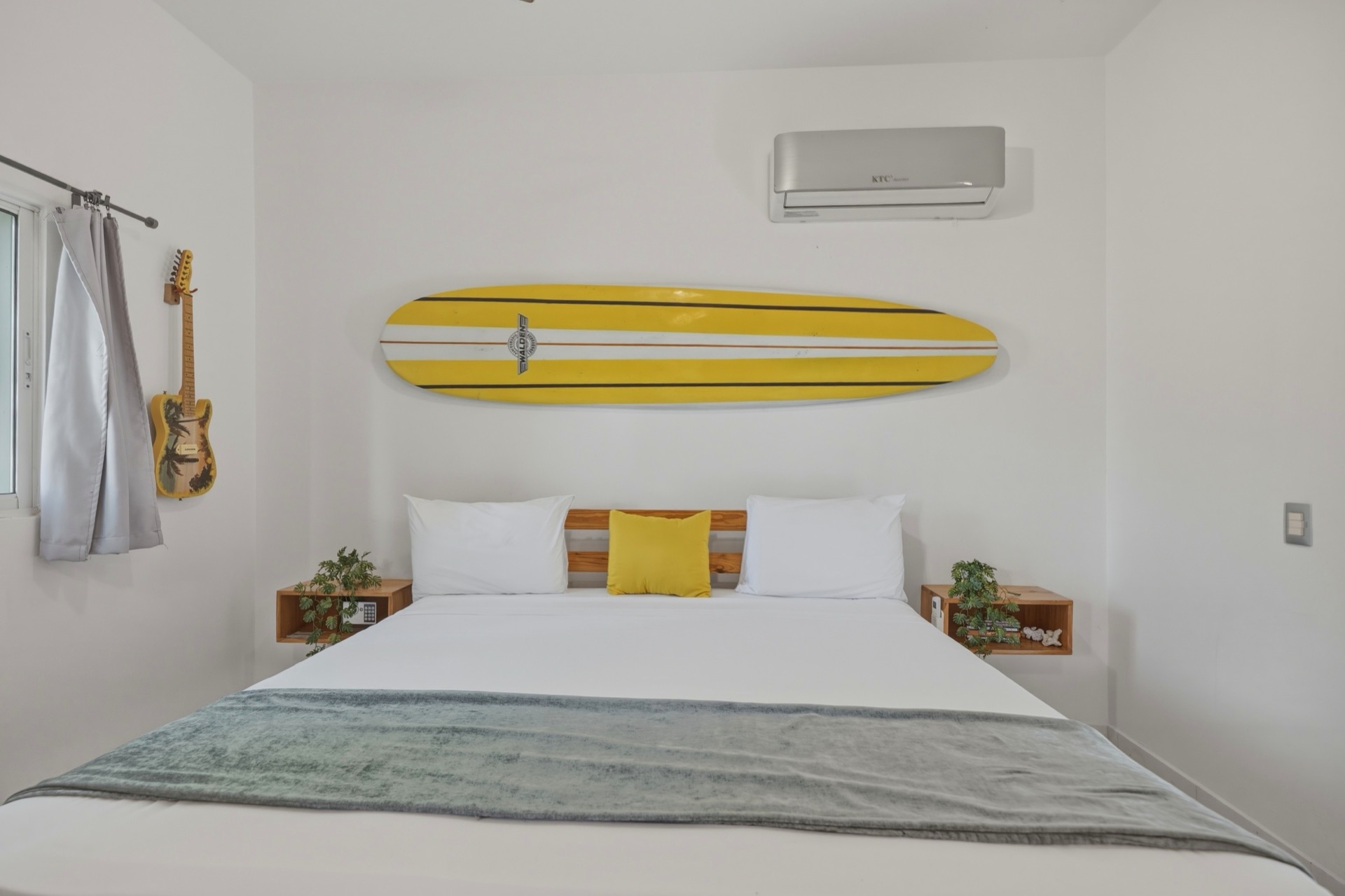 Bedroom with yellow surfboard decor / Habitación con tabla de surf amarilla como decoración
