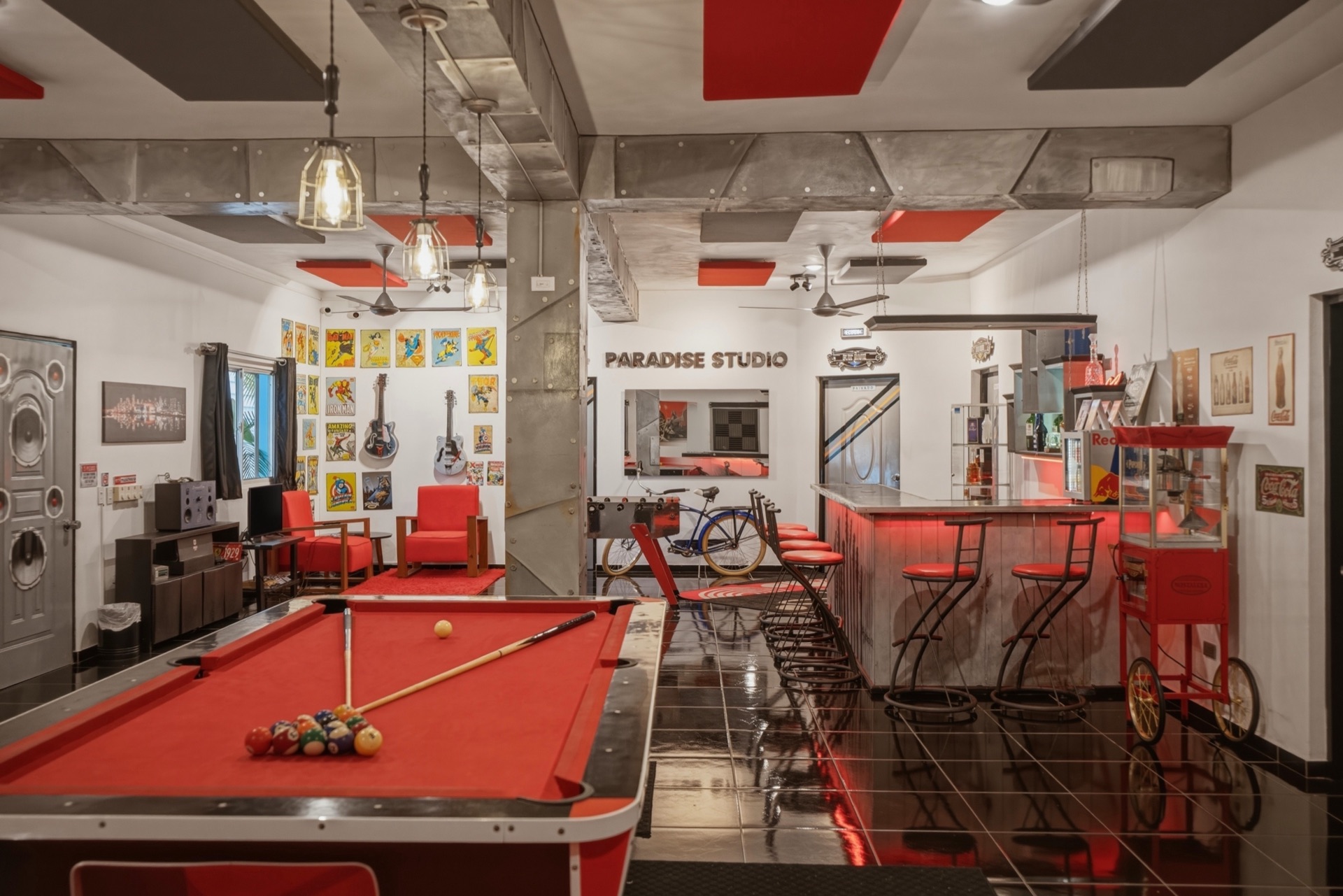 Game room with pool table / Salón de juegos con mesa de billar