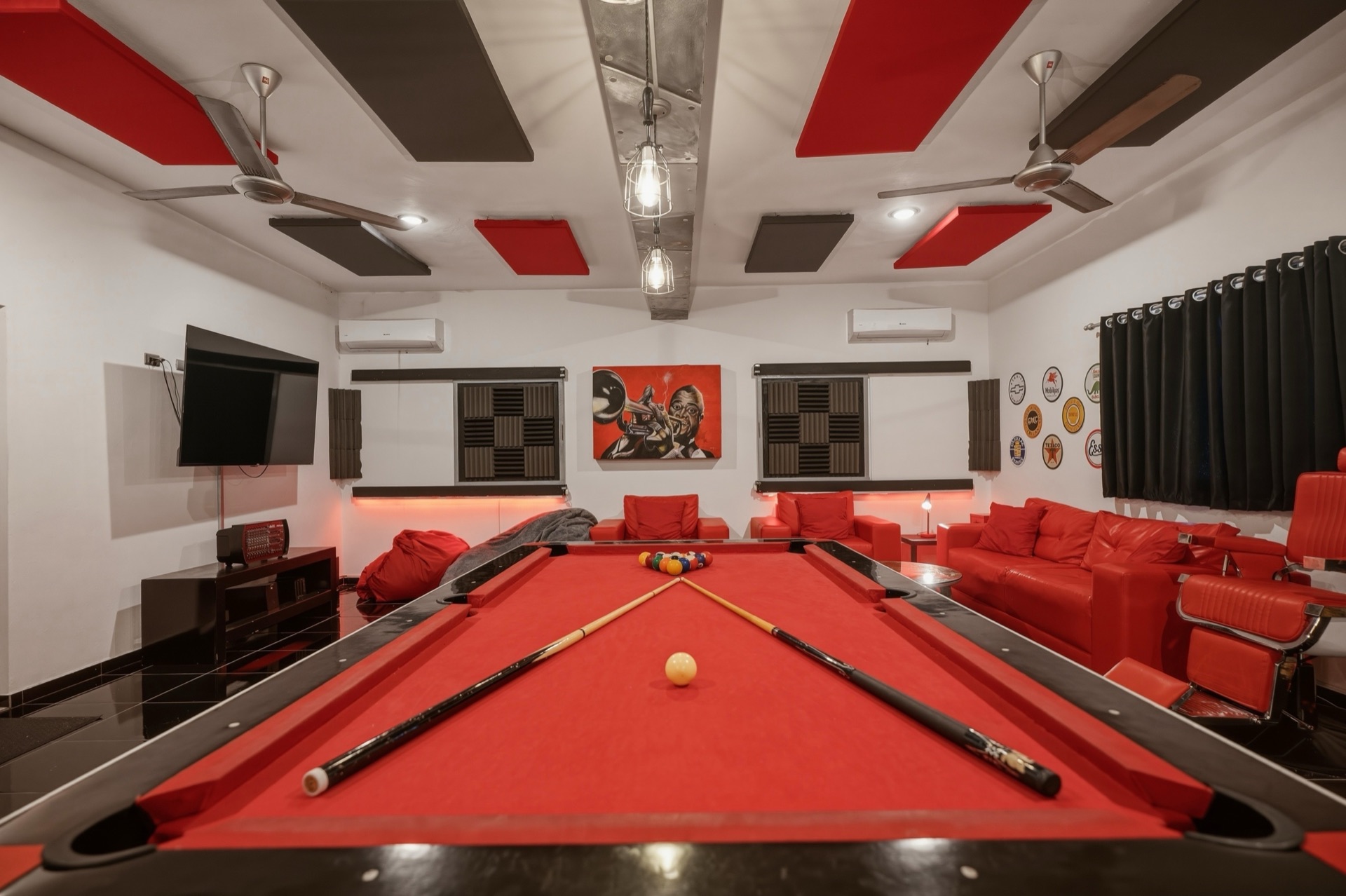 Pool table with red felt / Mesa de billar con paño rojo