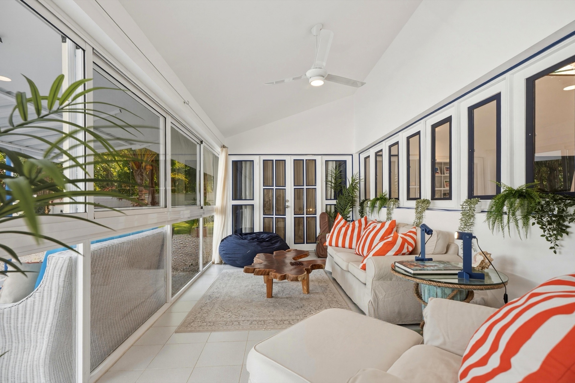 Sunroom with striped cushions / Sala soleada con cojines a rayas