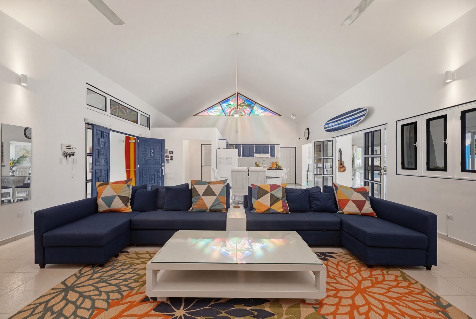 Living room with blue sectional sofa / Sala con sofá seccional azul