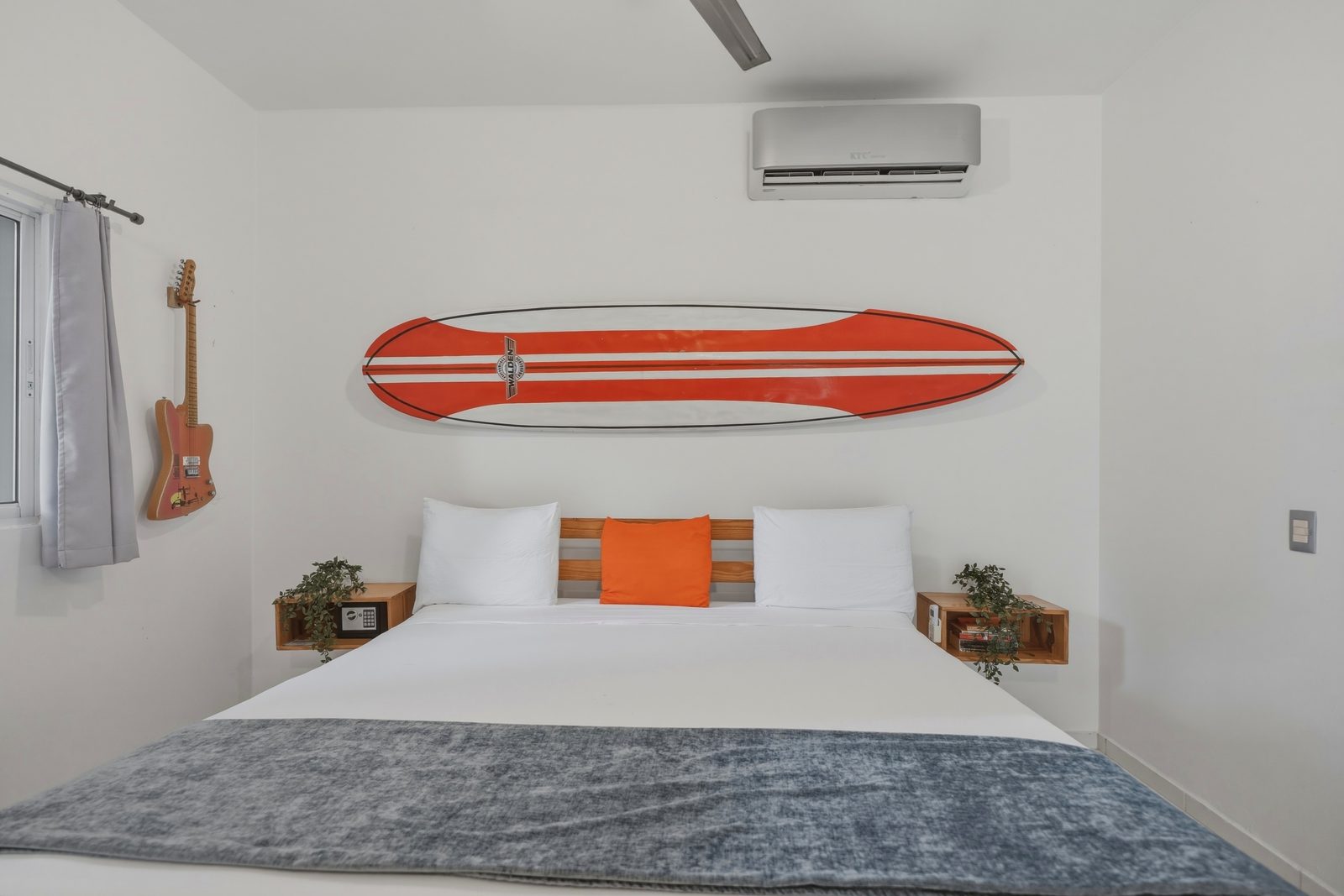 Studio bedroom with red surfboard / Habitación de estudio con tabla de surf roja