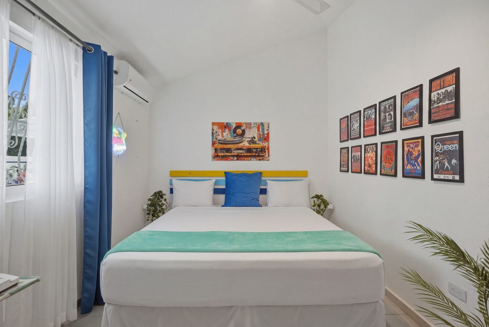 Paradise Point bedroom with framed gallery wall / Habitación de Paradise Point con pared de cuadros