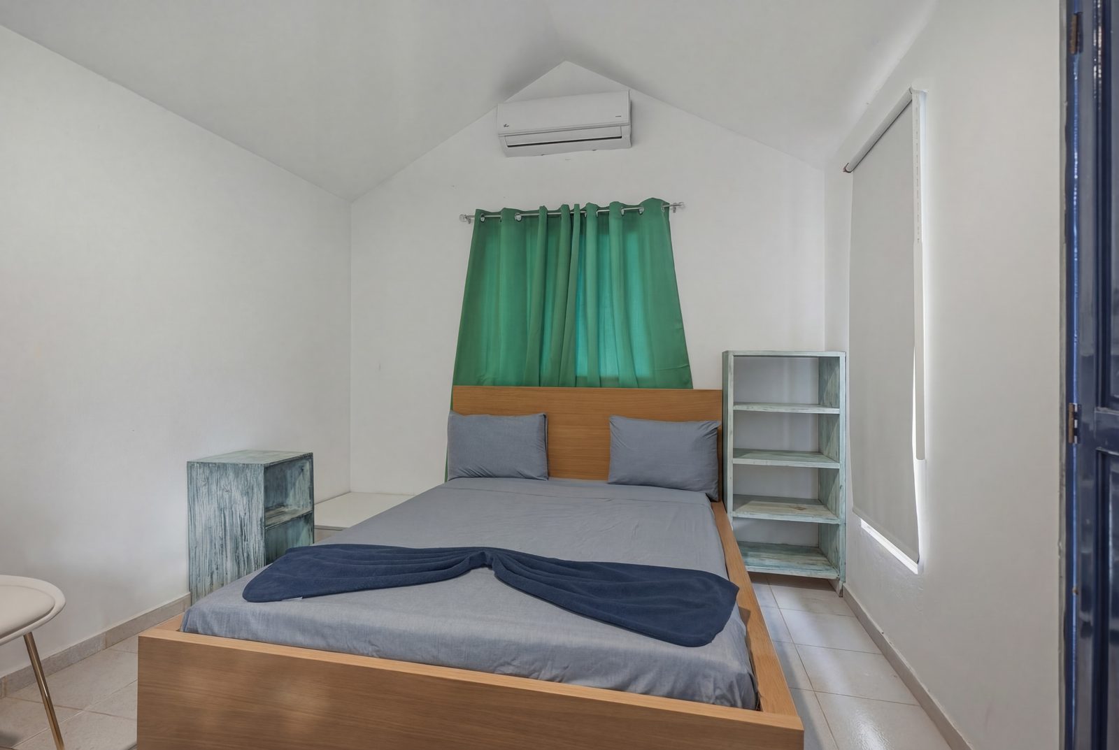 Paradise Point bedroom with green curtains / Habitación de Paradise Point con cortinas verdes