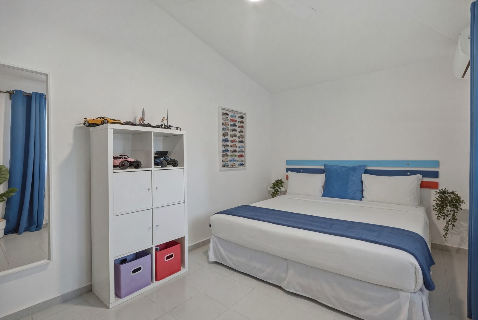 Paradise Point bedroom with model-car shelf / Habitación de Paradise Point con repisa de autos a escala
