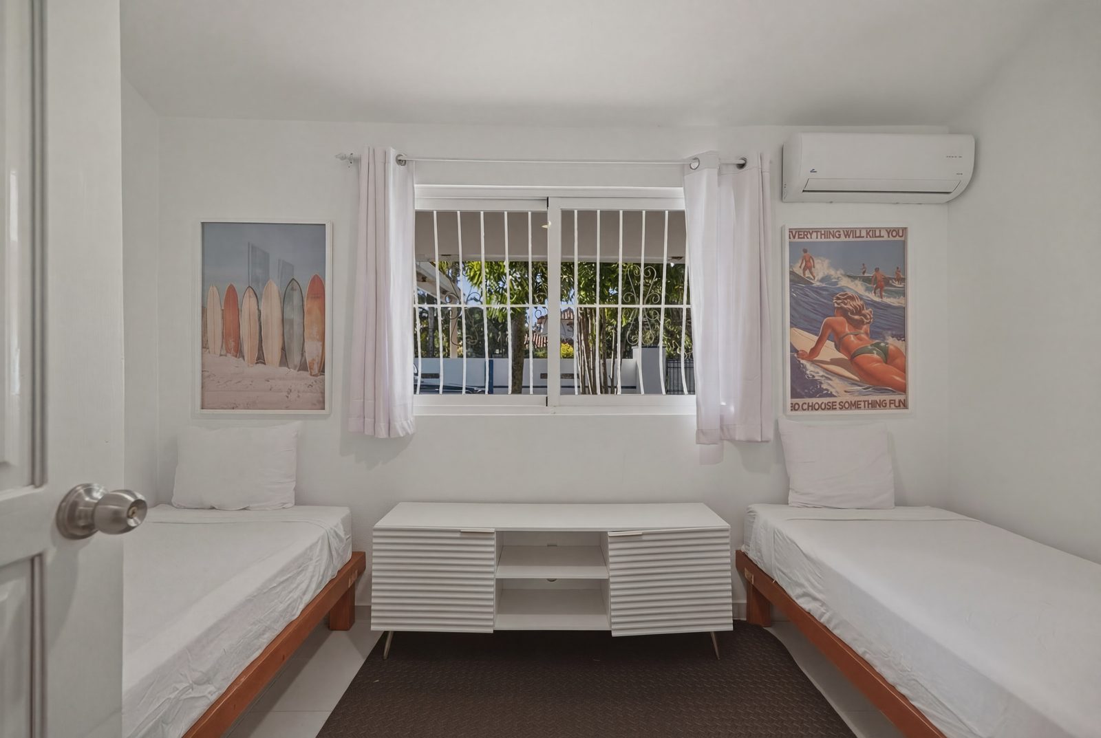 Paradise Point bedroom with two twin beds / Habitación de Paradise Point con dos camas individuales