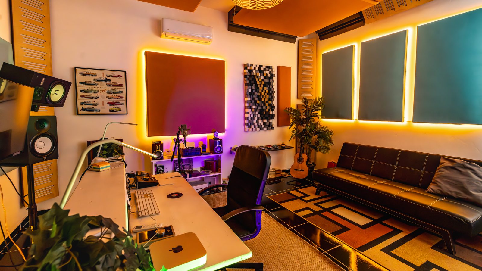Paradise Studio Gold Room — production room with gold-lit acoustic panels / Sala dorada — sala de producción con paneles acústicos iluminados en dorado
