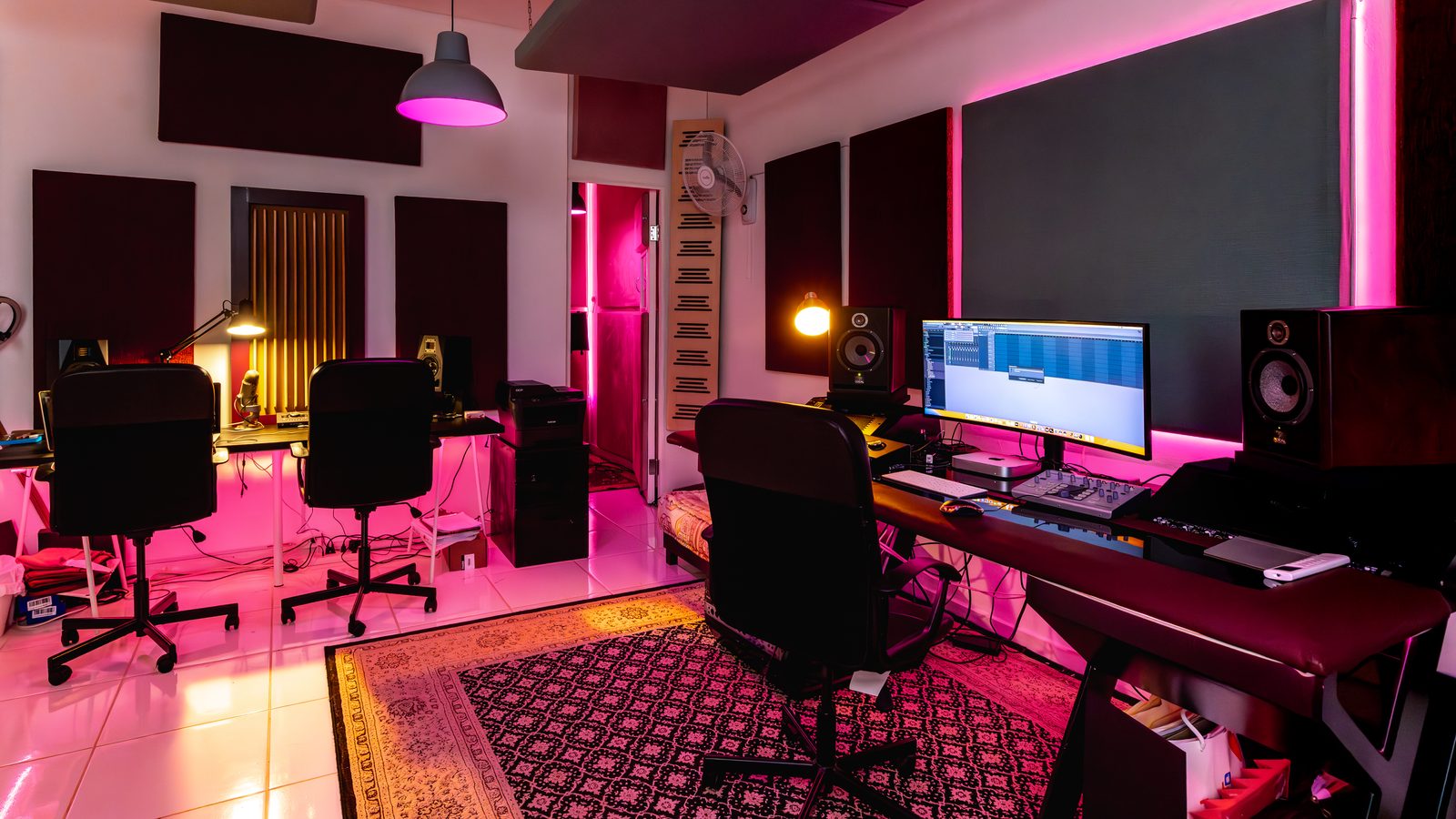 Paradise Studio Pink Room — production suite with pink lighting / Sala rosa — sala de producción con iluminación rosa